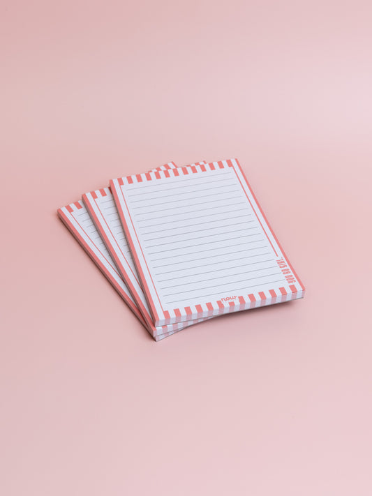 A6 Notizblock liniert mit streifendesign in Rot am Rand - 3 Blöcke gestapelt