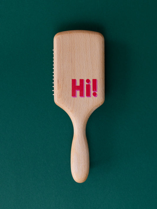 Rückseite der Paddlebrush aus Holz mit rot-pinkem Druck