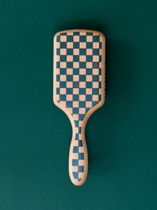 Rückseite der Paddlebrush aus Holz mit dunkelgrünem Karo Druck und Smileys