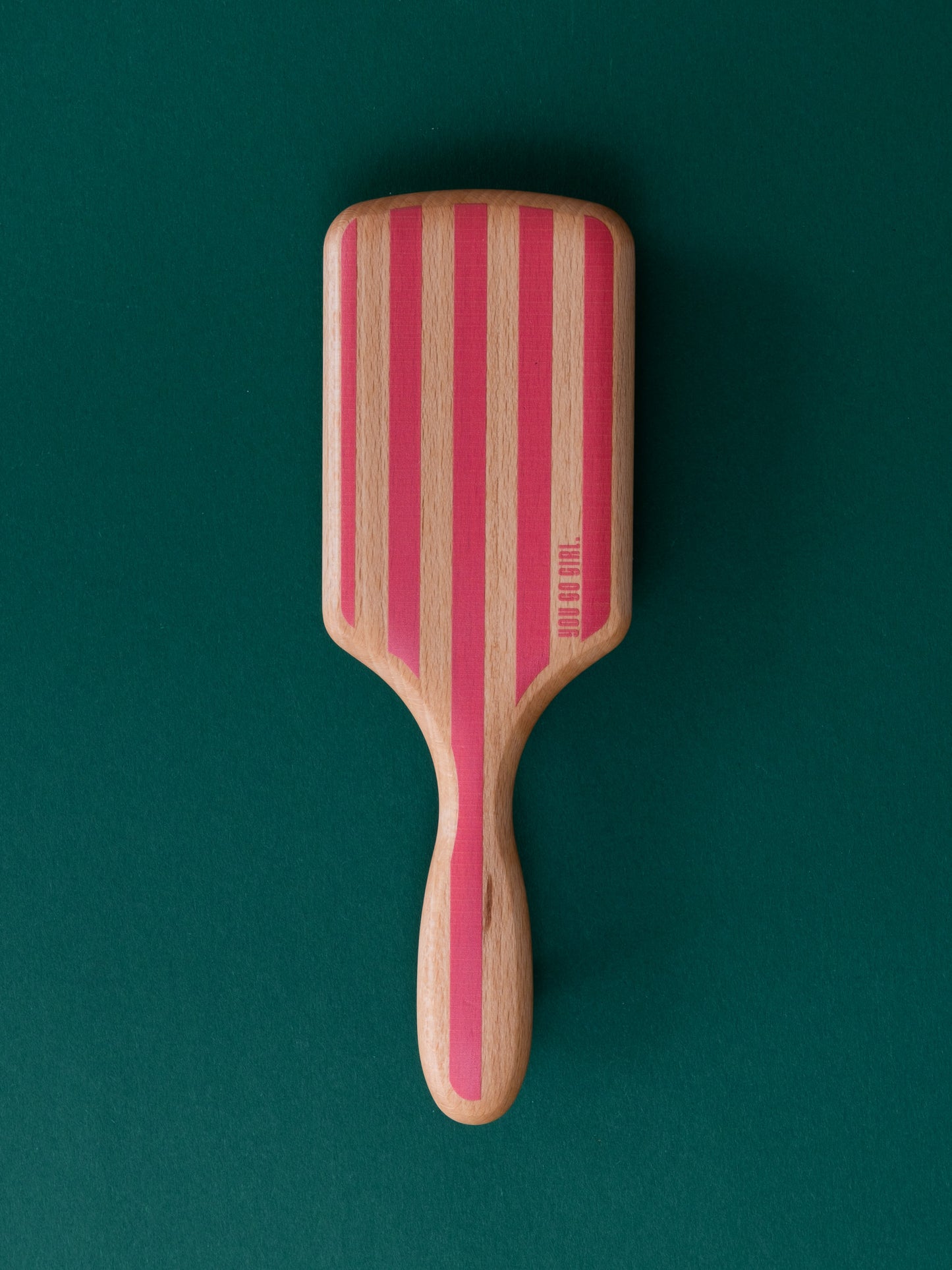 Rückseite der Paddlebrush aus Holz mit rot-pinkem Druck