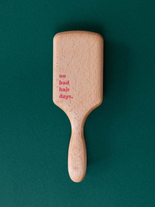 Rückseite der Paddlebrush aus Holz mit rot-pinkem Druck