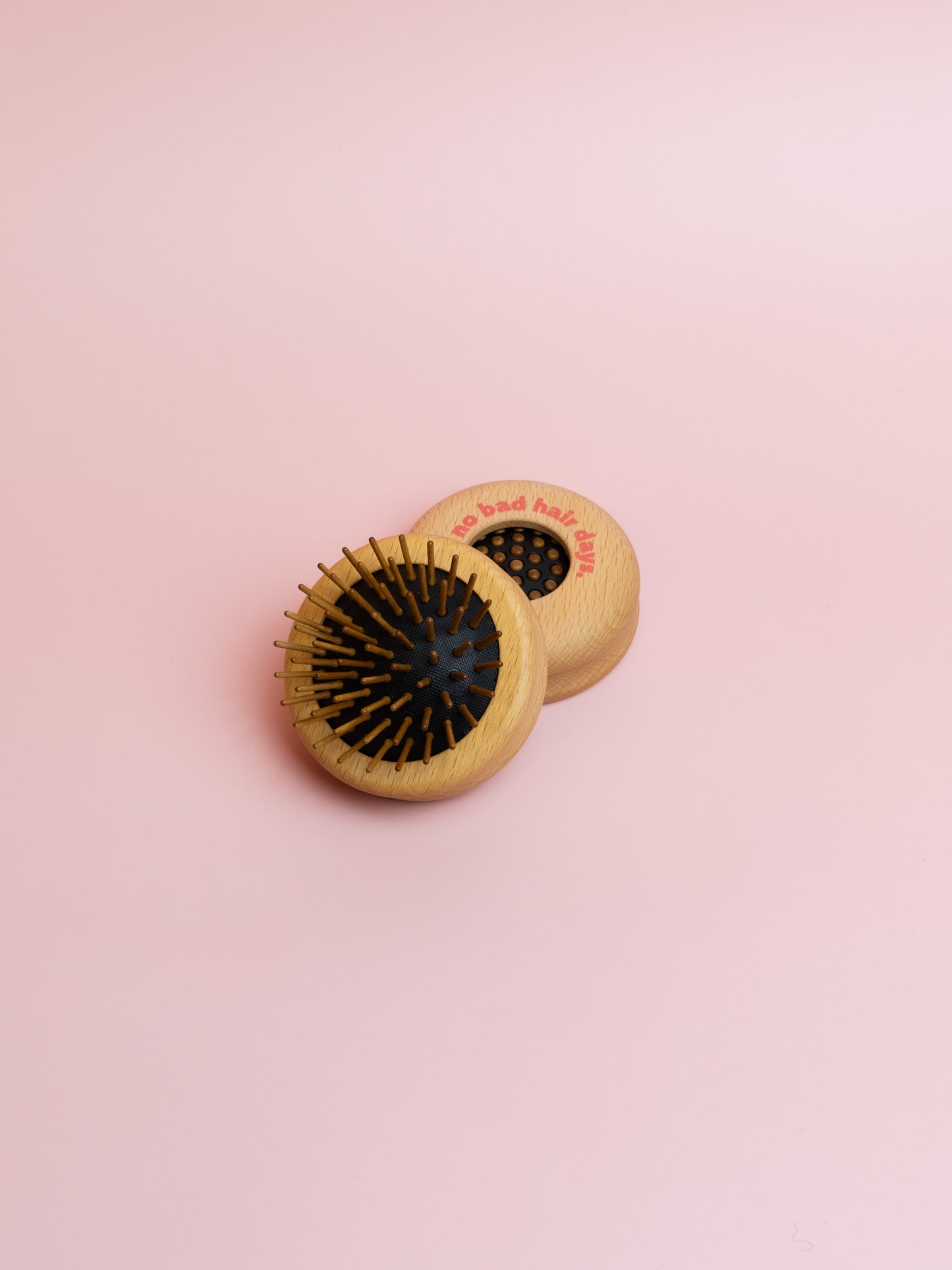 Pop-up Bürste aus Holz mit "no bad hair days." Druck in rot-pink