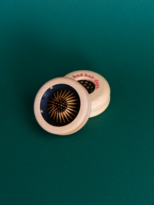 Pop-up Bürste aus Holz mit "no bad hair days." Druck in rot-pink