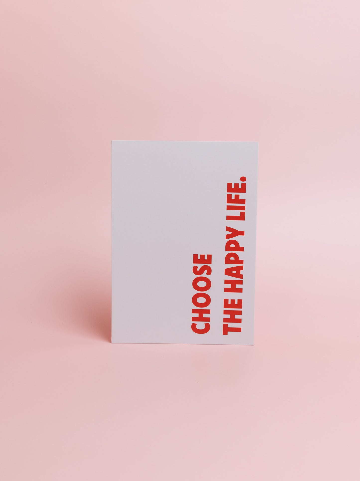 Postkarte mit dem Schriftzug "Choose the happy life" in Rot