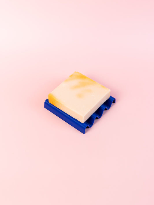 Quadratische Seifenschale in Wellenform aus 3D Druck in Blau mit Seife