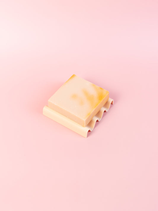 Quadratische Seifenschale in Wellenform aus 3D Druck in Creme mit Seife