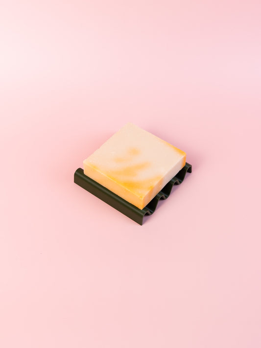 Quadratische Seifenschale in Wellenform aus 3D Druck in Grün mit Seife