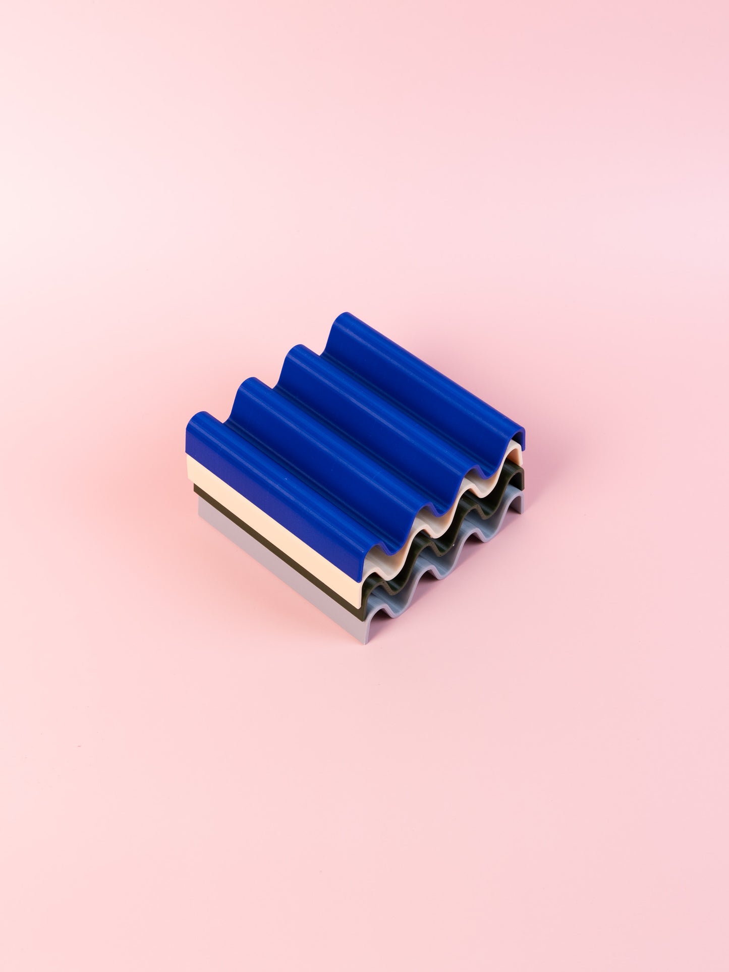 Quadratische Seifenschale in Wellenform aus 3D Druck; alle Farben übereinander